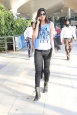 Kriti Sanon snapped at airport on 17th Dec 2015